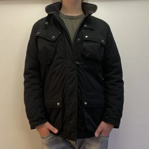 Ralph Lauren Vinter Jacka  - Ralph Lauren Vinter Jacka - storlek M -  varan är i jätte fint skick, inga flaws- modellen är 188cm och 83kg - vid frågor eller funderingar är det bara att skriva!