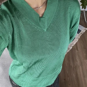 Grön tröja - Fin tröja i 60% bomull 40% viskos! Storlek M. 