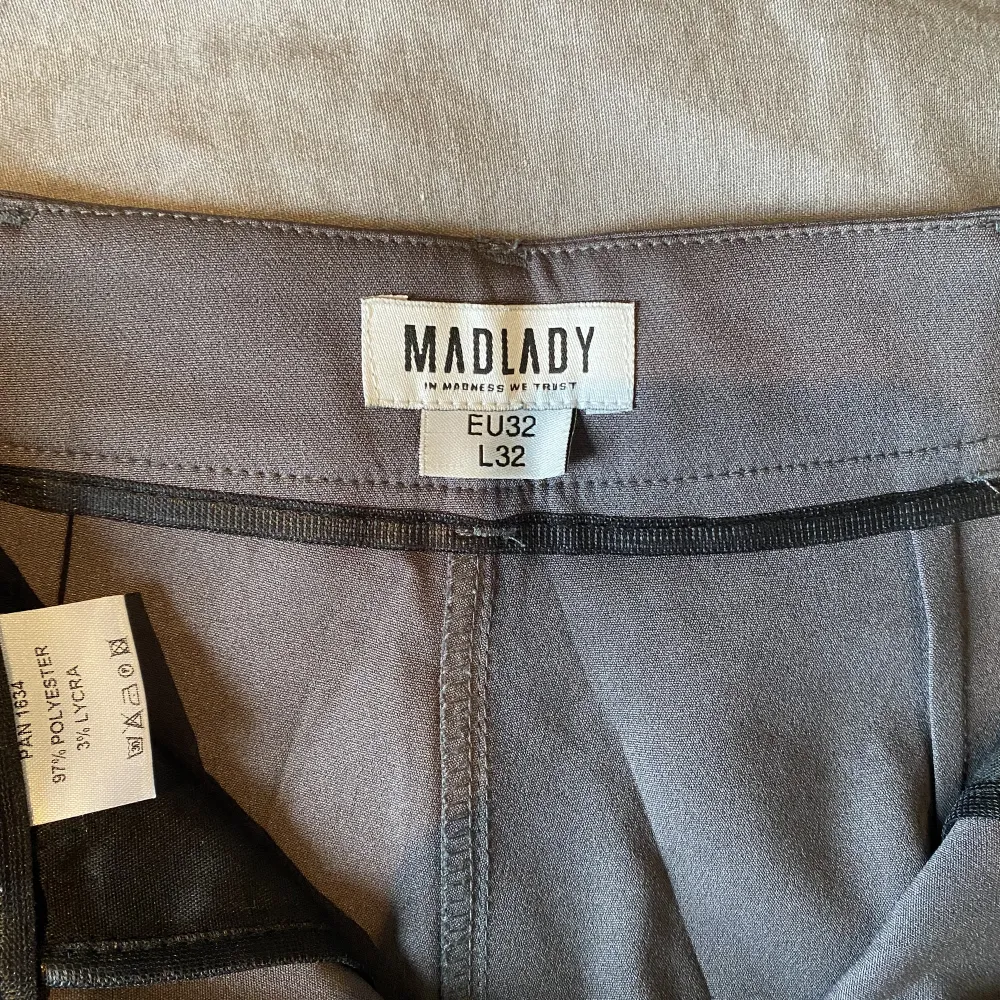Säljer nu mina gråa kostymbyxor från Madlady då de inte kommit till användning. Har endast använts ett fåtal gånger, därav anledningen till jag säljer de. Köpta för ca 500kr på Madladys hemsida.. Jeans & Byxor.
