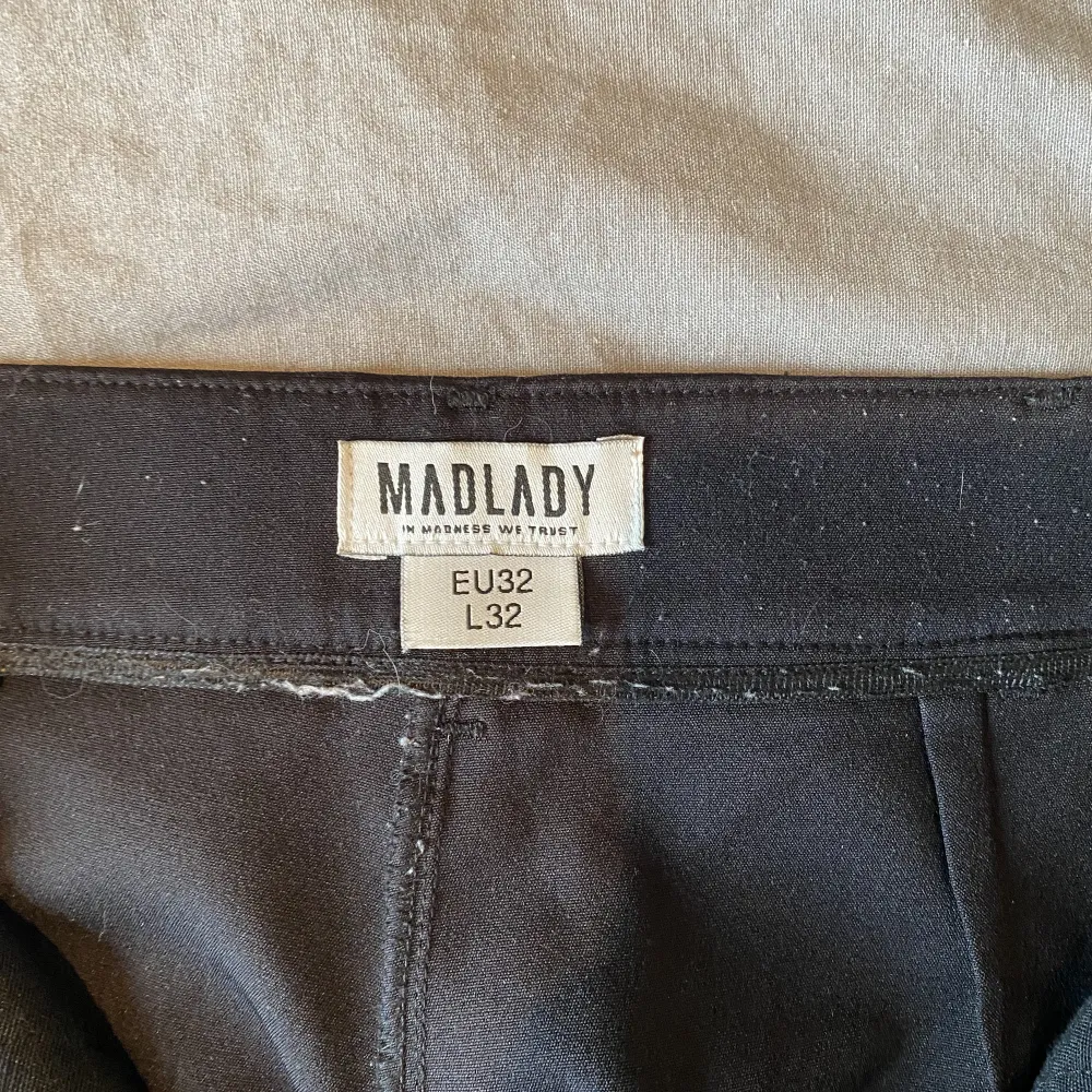 Säljer mina svarta kostymbyxor från Madlady. Fint skick, finns tecken på användning. Säljer då jag har andra kostymbyxor jag gillar mer.. Jeans & Byxor.