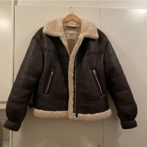 Brun vinterjacka - Brun skinnjacka från bershka i använt skick då hängaren är trasig (se bild 3), perfekt till vintern! köpt för 650 <3