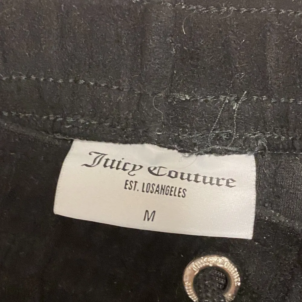 Säljer mina Juicy Couture mjukis för använder de inte längre! De är i bra skick förutom att loggan på ena snöret har lostnat, men inget man tänker på!  Ordinarie pris: 1200kr . Jeans & Byxor.