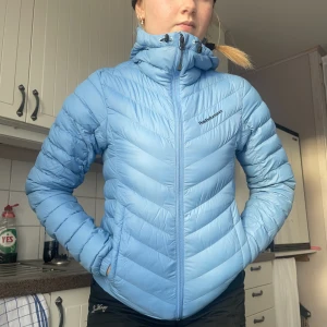 Peak Performance jacka - Säljer nu min blåa peak jacka i storlek xs/s. Den är i bra skick bara de att det finns en liten lagning på baksidan av jackan. Bild 1 visar hur färgen verkligen ser ut. Pris kan diskuteras!💕
