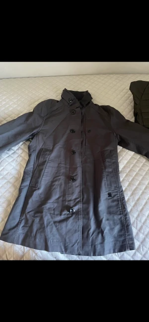 G-star kappa - Tjena, säljer min G-star kappa som jag inte längre använder. En riktigt snygg och fräsch kappa som har används två gånger. Storlek - M