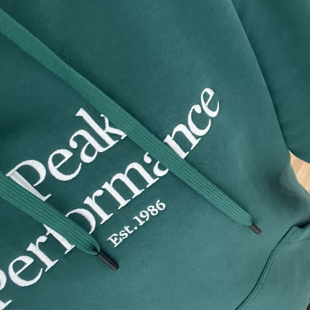 Grön peak hoodie i nyskick, strl M men passar S. Pris går att diskuteras💗. Hoodies.