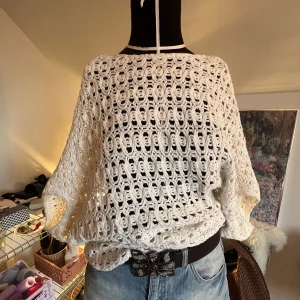 Stickad topp  - Snygg stickad topp från Zara. Köpt i somras och knappt använd. Perfekt nu till hösten! 