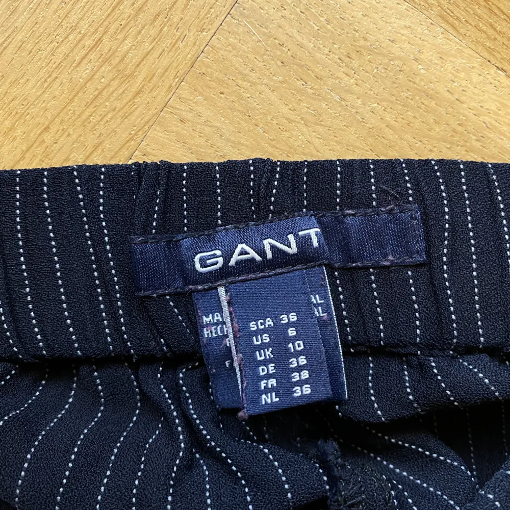Gant-byxor som är väldigt noppriga. Går säkert att noppra av för den med tid över. Mjukisbyxor. 25kr. Finns att hämta i Göteborg eller kan skickas gratis via Vinted där jag heter gbgare . Jeans & Byxor.