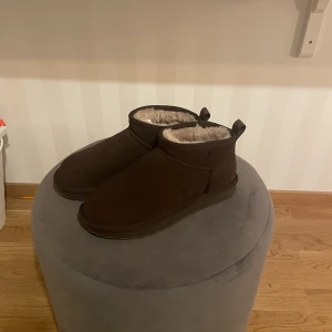 Uggs  - Säljer mina uppg pågrund av att dem är försmå för mig. Väldigt gott å bra skick då ja bara andvänt dem 1 gång utomhus. 