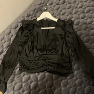 Satintopp Zara - Superfin svart satintopp från Zara. Passar både S och M.
