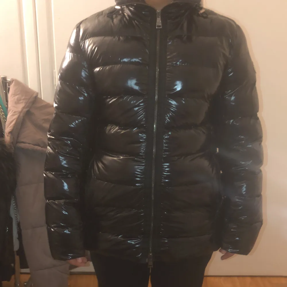 Säljer denna sköna fejk moncler Jacka i storlek M/38. Jackor.