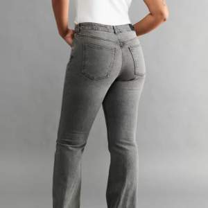 Säljer dessa snygga jeans då dom inte passar längre💕 Köpta på Ginatricot för 499 och är som nya i skicket! Egna bilder finns vid intresse och pris går att diskutera💕 strl 36