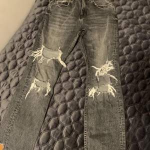 Svartgrå slitna jeans från Zara.