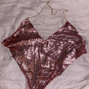 Glitter/metall topp  - Superfin metallic topp, den är tyvärr precis för liten för mig som har 95D, så skulle uppskatta att den mer passar någon med C kupa. Storlek L. 