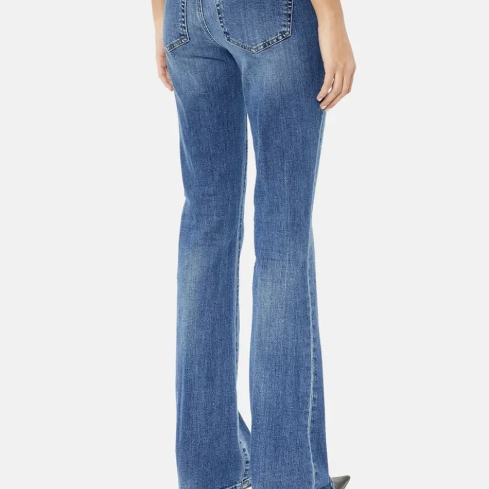 Snygga snygga jeans från diesel - köpte för cirka 3 månader sedan och säljer pågrund av lite förstora 💗 är lite slitna längs ner, vilket ja tkr bara är en snygg detalj, annars bra skick.💗 köptes för 1500 säljer för 700. Jeans & Byxor.