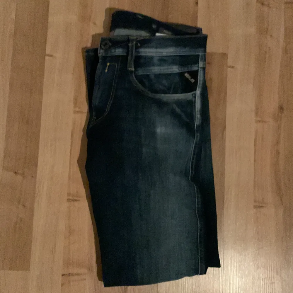 ett par riktigt feta jeans ifrån replay, bra skick, har inte kommit till så mycket användning och de är varför jag säljer dom, storlek, 31-32 passar mig som är 175cm, hör av dig vid frågor!. Jeans & Byxor.