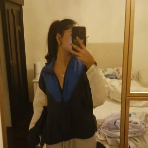 Kofta - Aldrig använd, säljer eftersom att den inte passar min stil. Helt ny. Perfekt till vardags eller till och med träning. Är stor i storleken 