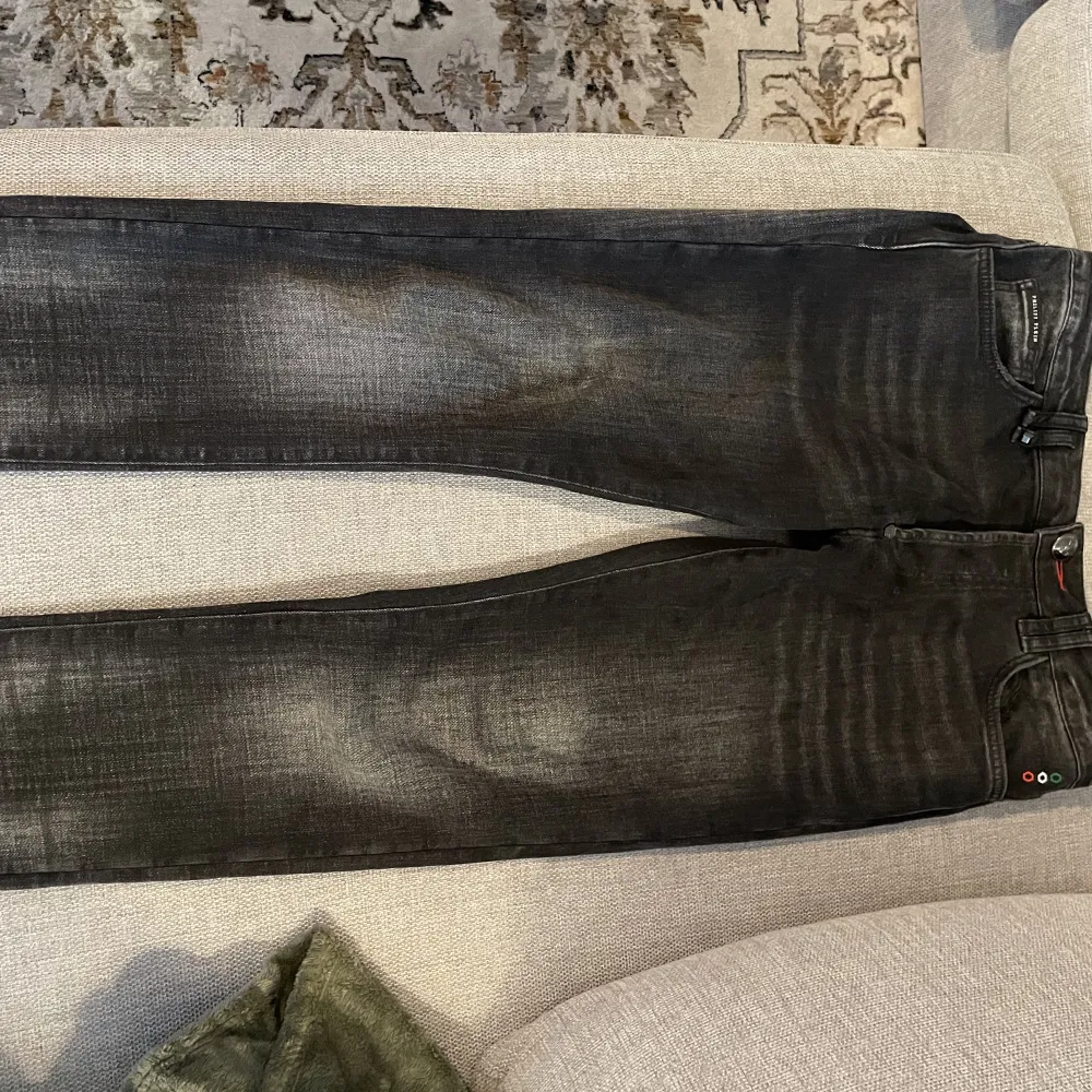 Säljer dessa phillipp plein jeans för jag ångrar köpet  Dem e nästan helt nya  Kvitto och fler bilder finns Kontakta i pm  . Jeans & Byxor.
