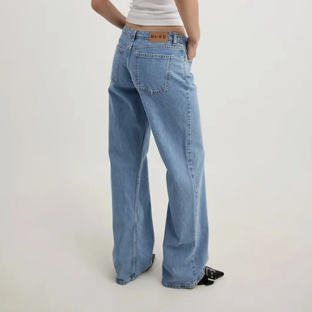Skitsnygga låga jeans från NAKD. Endast använt de 2gånger pågrund av att de var för långa på mig. Nypris 700kr men säljer för 500, priset kan diskuteras. Skriv om ni vill ha egna bilder💓💓💓. Jeans & Byxor.