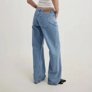 Skitsnygga låga jeans från NAKD. Endast använt de 2gånger pågrund av att de var för långa på mig. Nypris 700kr men säljer för 500, priset kan diskuteras. Skriv om ni vill ha egna bilder💓💓💓