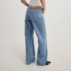 Low waisted jeans  - Skitsnygga låga jeans från NAKD. Endast använt de 2gånger pågrund av att de var för långa på mig. Nypris 700kr men säljer för 500, priset kan diskuteras. Skriv om ni vill ha egna bilder💓💓💓