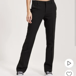 lågmidjade kostymbyxor Neo Noir - Hej! Säljer mina lågmidjade kostymbyxor från Neo Noir som endast är använda en gång! De är i storlek 36 och sitter perfekt i längden på mig som är 167cm! Köptes för 699💘