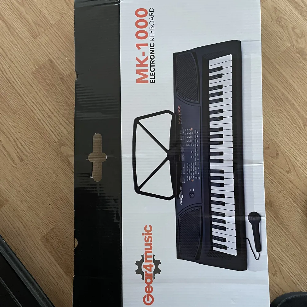 Keyboard från gear4music. Använt fåtal gånger sedan köp och säljs då det inte kommer till användning. OBS endast keyboard och sladd!. Övrigt.