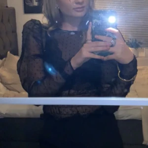 Mesh topp / blus  - Supersnygg mesh topp med puffärmar och resår i midjan!! Den är mer som en 34 i storlek ✨✨