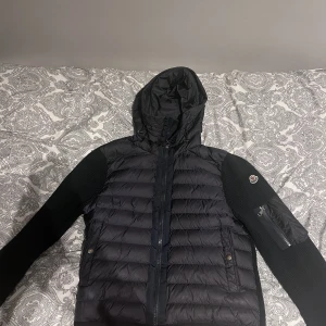 Moncler cardigan  - Säljer nu min Moncler cardigan eftersom att den börjar bli för liten, skriv om du är intresserad  Kvitto och alla tags följer med vid köp 