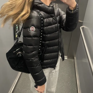 Colmar jacka - Modellen heter downjacket, inköpt förra vintern. Storlek M, italiensk storlek motsvarar 34-36. Orderbekräftelse finns och skickas spårbart🤍🤍