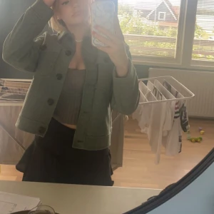 Höst jacka - Säljer denna jackan som är i nyskick. Använd mindre än 5 gånger. Köparen står för frakt.