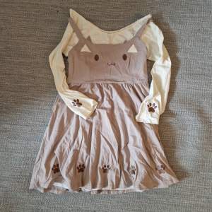 Söt klänning med katttema. 1 klänning och 1 långärmas. Köpt online. 