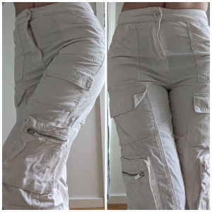 Beigea cargobyxor - Säljer mina älskade cargos då de tyvärr har blivit för små🤍 använda men i bra skick! Skitsnygg modell som sitter figurnära där man vill, men samtidigt mer baggy vid benen😍 pris kan diskuteras vid snabb affär! (jag är 164 cm) Söker för övrig dessa i 38/M!!