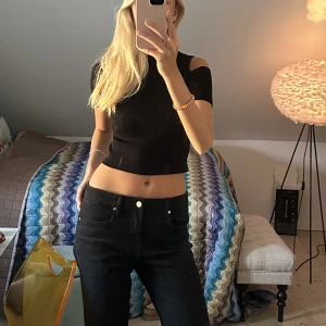 Cutout topp - Har cutouts på ena axeln och på ena sidan av midjan. Knappt använd! Frakt tillkommer