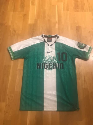 Nigeria 1996 tröja okocha - En Nigeria tröja från afcon 1996 med okocha på ryggen. Skriv om du har frågor.