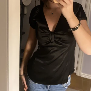 Satin blus  - Super söt satin blus med V rigning! Funkar både till fest och vardags💞