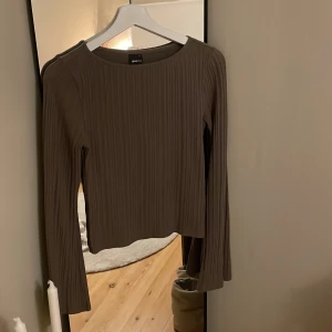 Ribbad långärmad!  - En beigebrun ribbad långärmad med mycket stretchigt mjukt material. Superfin att matcha till kostymbyxor och jeans.   Köpt från Ginatricot (ordinarie pris 250kr)   Storlek S. Passar xs och M/L också.  Finns ej att köpa längre i butik.  Använd få gånger. 