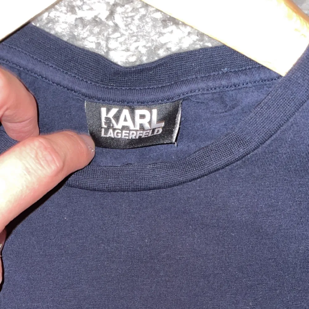 Karl Lagerfeld T-Shirt i jättefint skick! Inga defekter alls. Storlek S!😄 Hör av er vid frågor!. T-shirts.