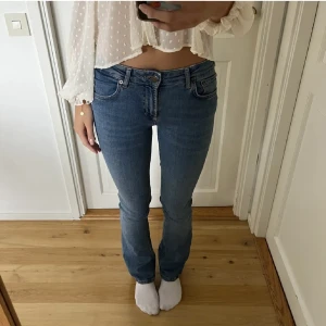 Lågmidjade Zara Jeans - Lågmidjade jeans i bra skick från Zara, säljer pga att jag har ett par likadana. Jag är 170 och de är perfekt i längden på mig!💗 Nypris: 400kr