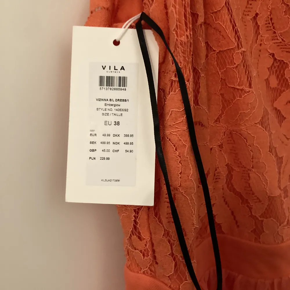 Ny orange klänning från Vila i strl 38. Nypris: 499kr  . Klänningar.