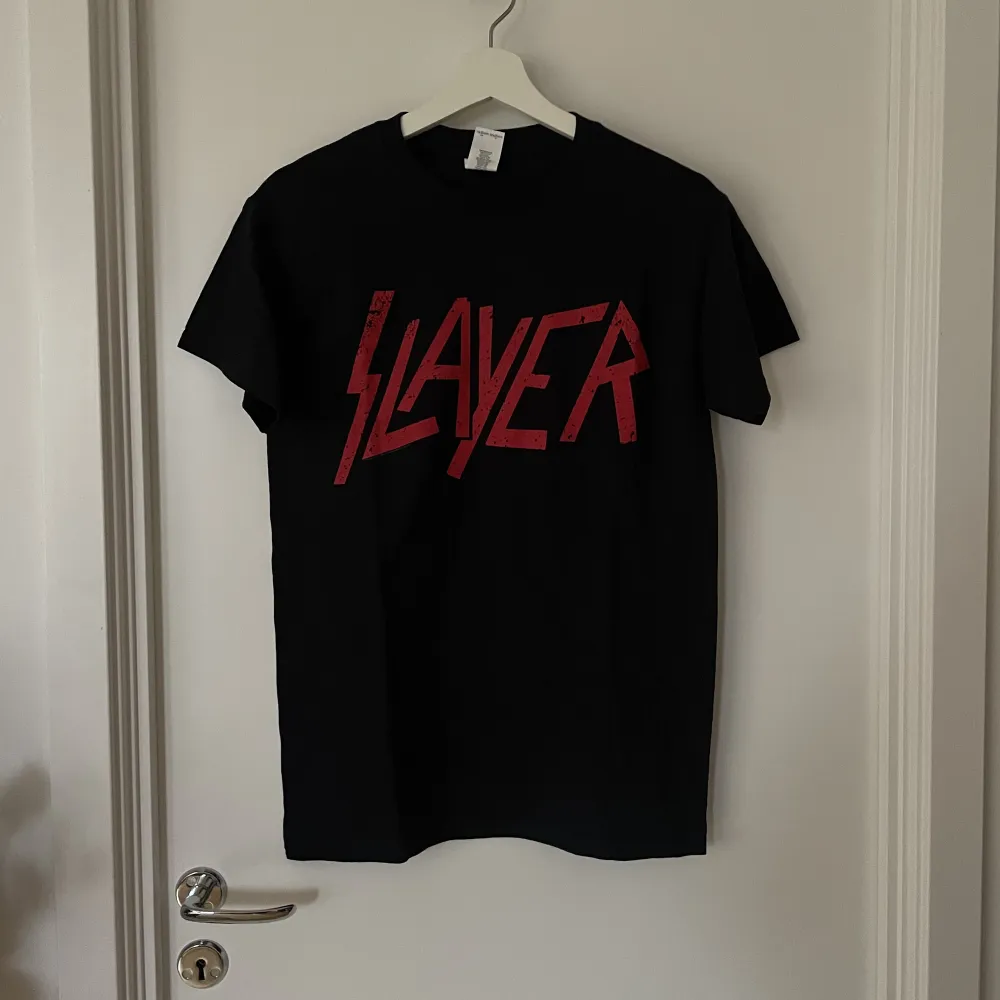 Slayer merch som aldrig har använts. Bättre att den kommer till nytta av någon annan. T-shirts.