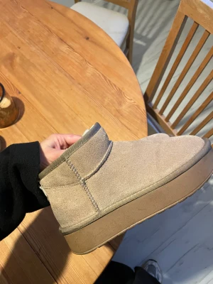 Dupes ugg - Superfina skor från skopunkten(!!). Dupes på uggs plattform. Äkta mocka. Endast använda några gånger i höst, slutsålda online och i butik.
