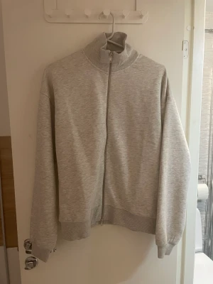 Hoodie Nelly st XS - En Hoddie med dragkedja utan luva, använd en gång. Storlek Xs❤️