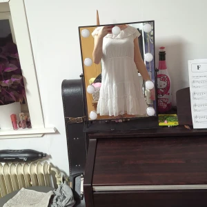 Klänning - Vit klänning som knappt är använd.