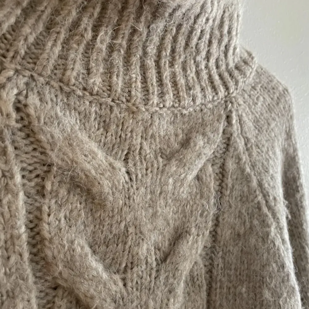 Selling low to get rid of it. Brown beige NA-KD sweater, cozy for fall and winter. . Stickat.