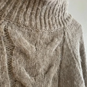 Knitted sweater - Selling low to get rid of it. Brown beige NA-KD sweater, cozy for fall and winter. 