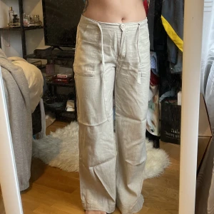 Linnebyxor  - Jättefina low/midwaist linnebyxor som jag har thriftat 🤍 Så nice utomlands och på sommaren till stranden osv. Märket är Identita Jeans? 
