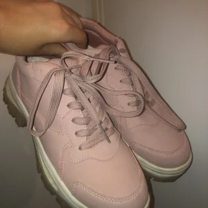 Skor - Jag säljer dessa rosa sneakers som är i perfekt skick utan några skador eller problem. De är använda 2-5 gånger. Jag säljer dem för att de är för små för mig. Storlek 38. (Du får extra snören när du köper dem)