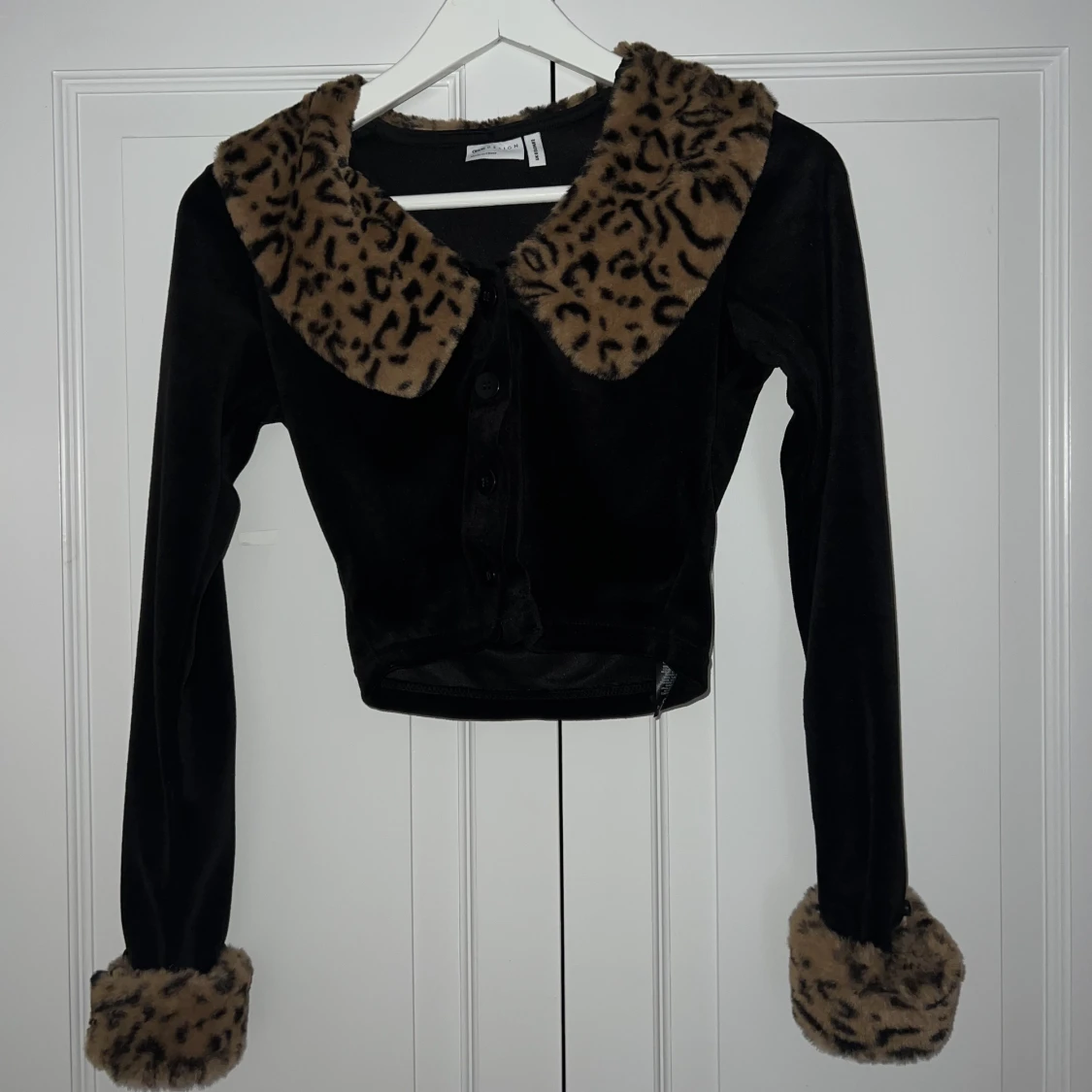 svart faux fur tröja