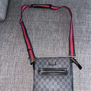 Hej jag säljer min Gucci bag därför den inte kommer till användning längre och har bytt still köptes för 2000 och säljer denna nu för 950