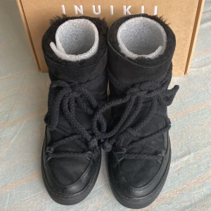 INUIKII stövlar stl 38 - Svarta mocka/skinn Inuikii stövlar i storlek 38. Sparsamt använda i en säsong. Fint skick!  